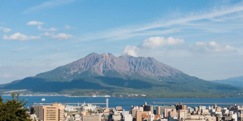 鹿児島市内から見た桜島